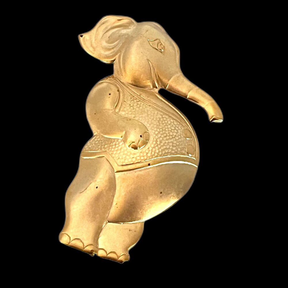 Vintage 1970s Elephant Brooch Gold Tone Figural Animal Pin - 13E